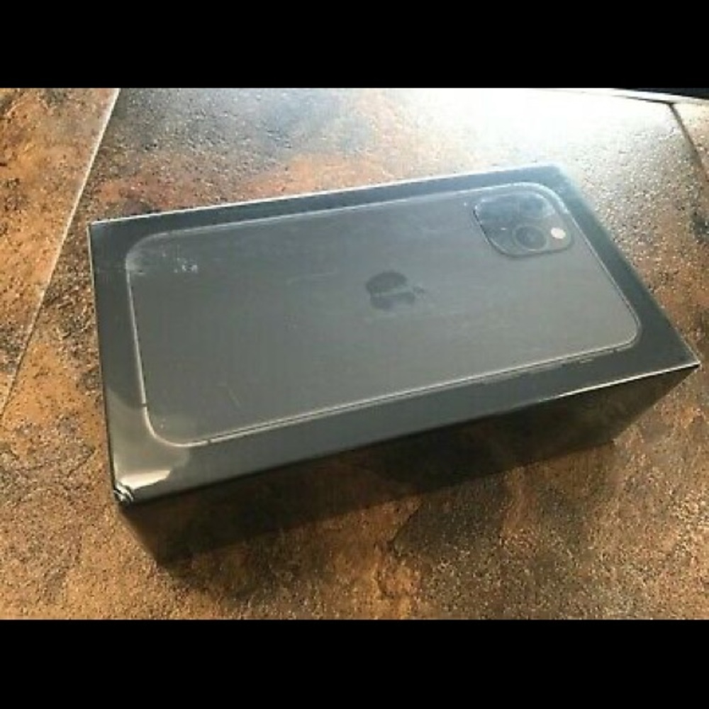 I phone 11 max pro 256mg  Amzone in box